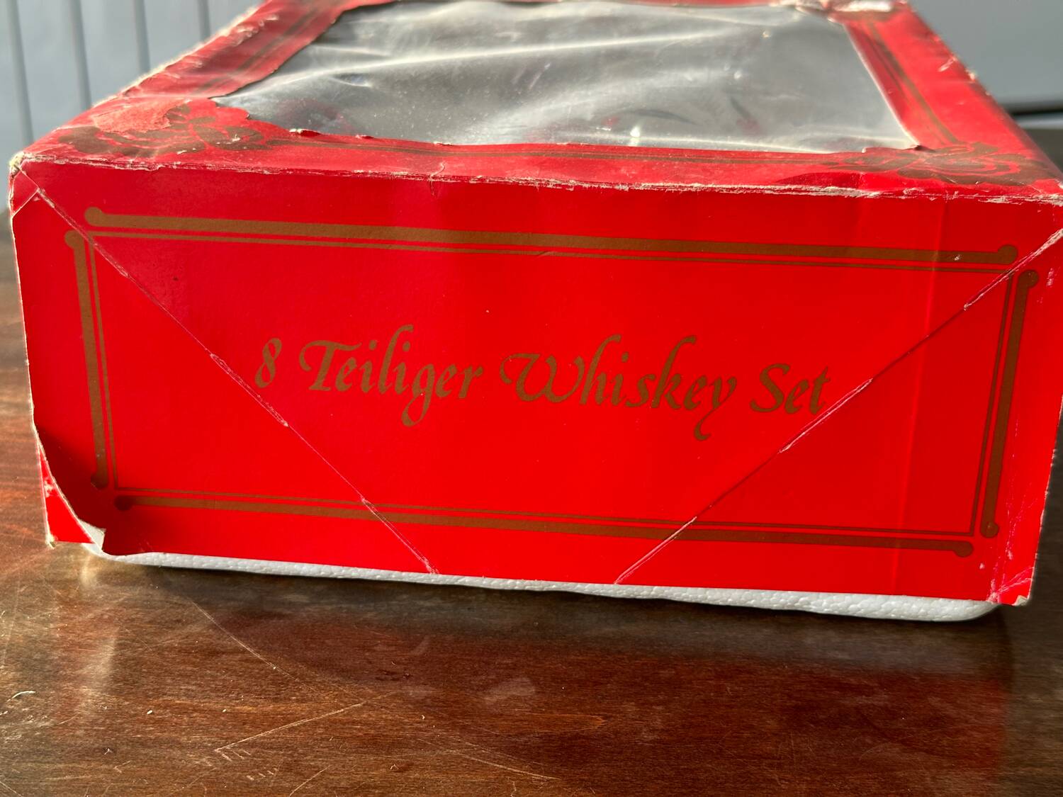 The service of 6 whiskey glasses with red flowers, with its bucket and its ice cube tongs.