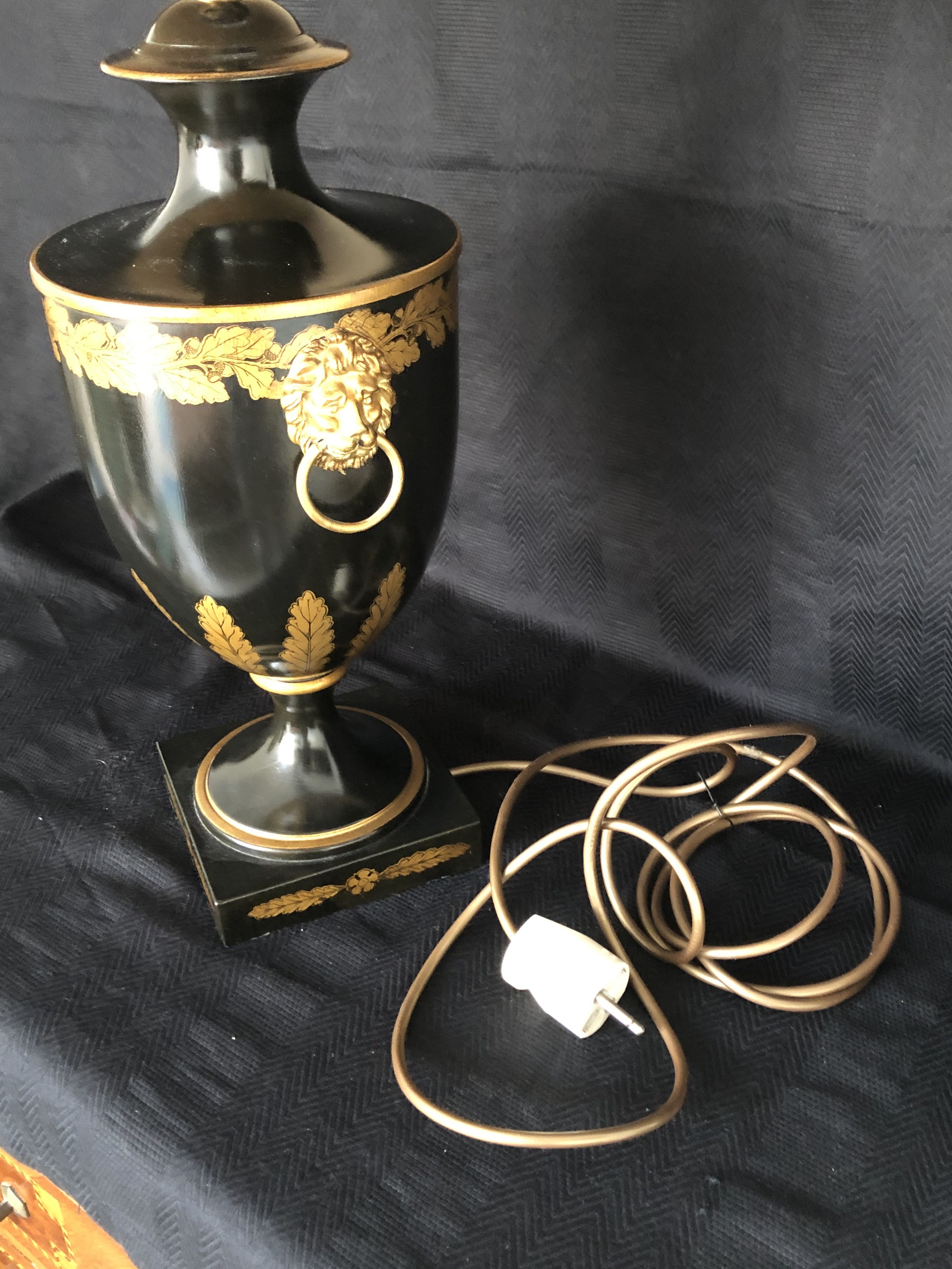 Large baluster lamp - Golden Lions and white and gilded ledleches - Hotel Paris