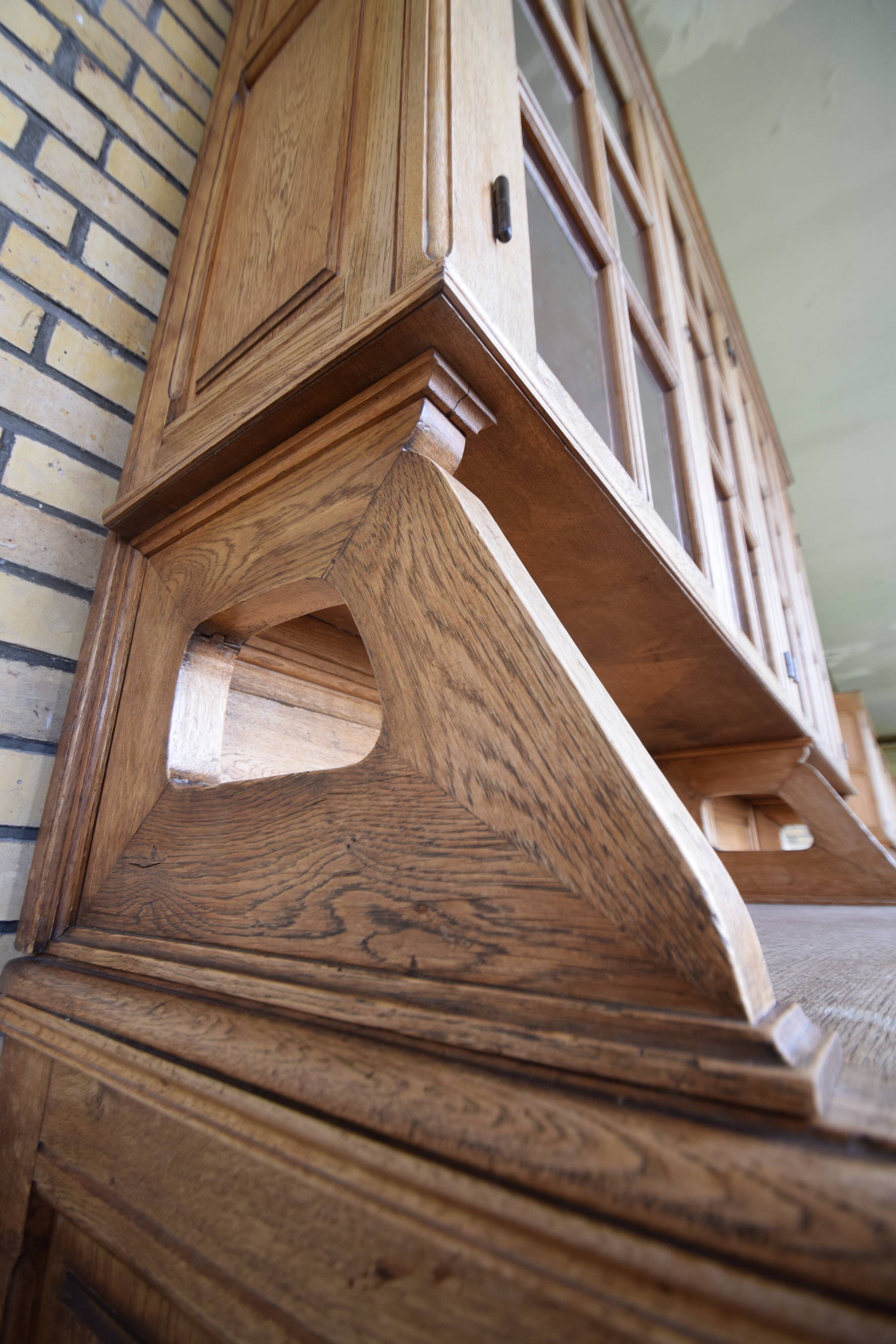 Glass library of a medical school in solid oak from the 1950s.