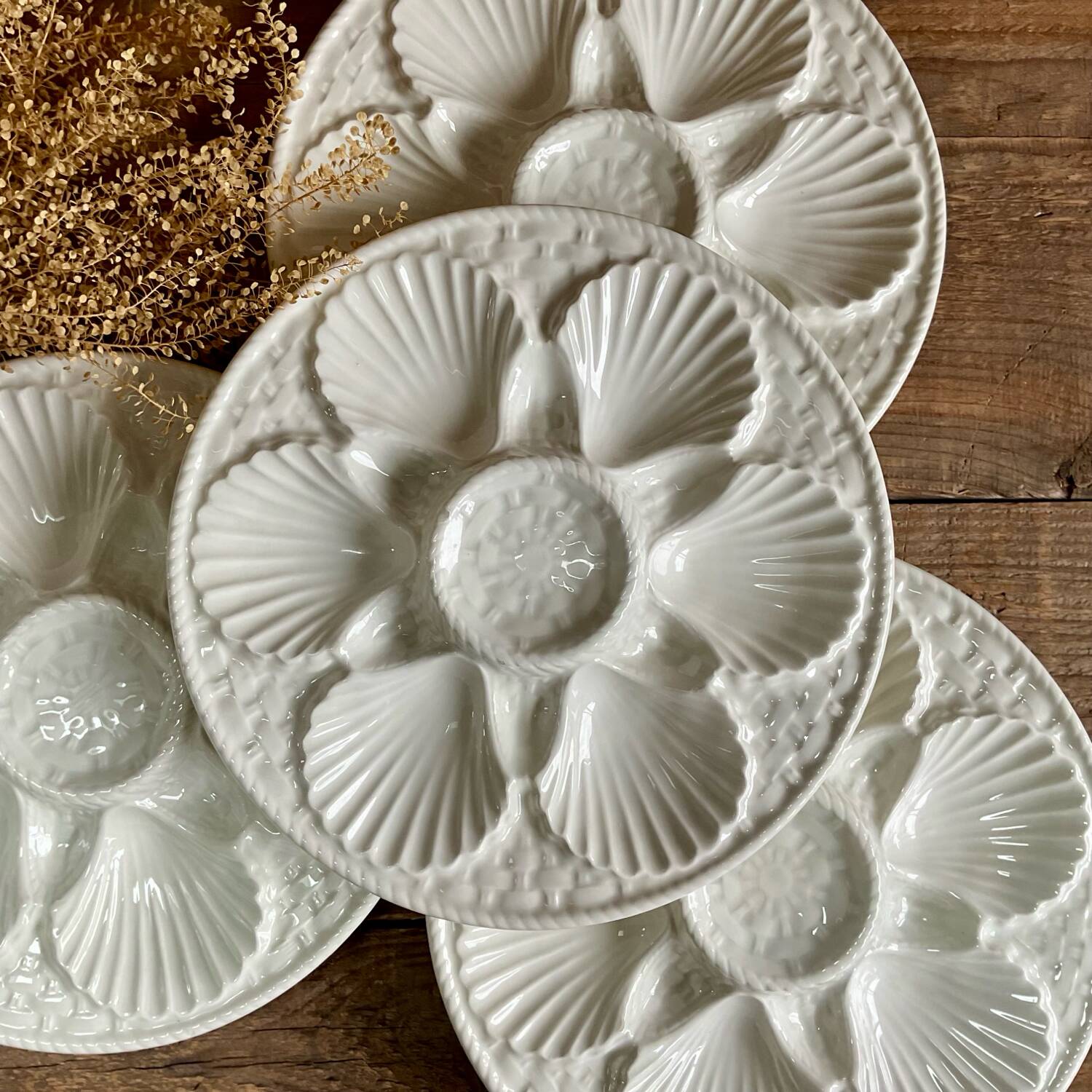 4 assiettes à huîtres en barbotine blanche