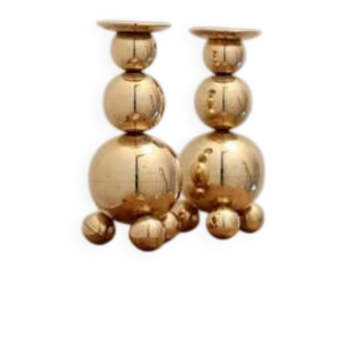 Paire de bougeoirs en laiton suédois, style milieu du siècle, signés Gusum, datés de 1982.