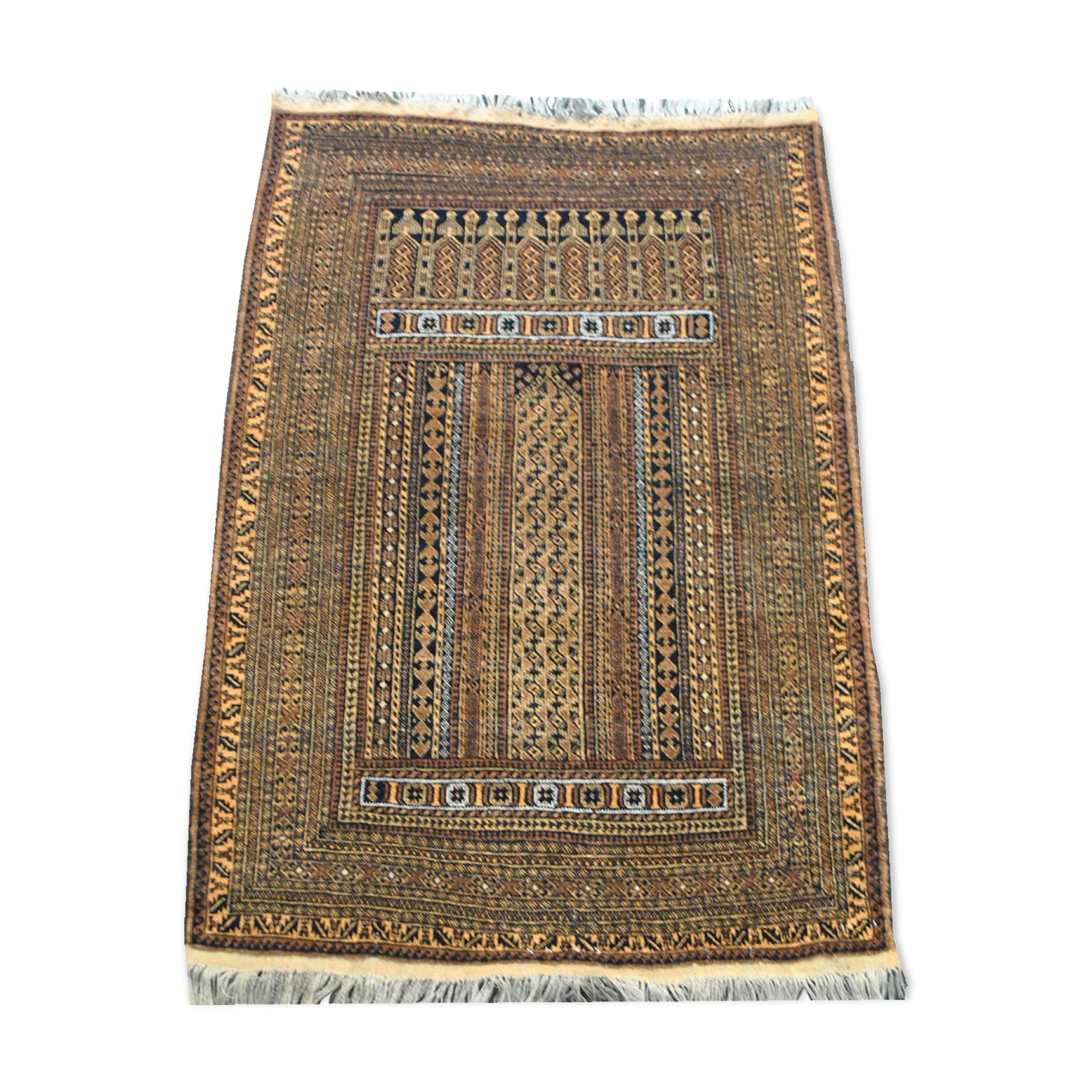 Authentic 1950 Persian rug with fine 135cm x 96cm motifs