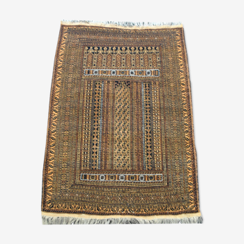 Authentic 1950 Persian rug with fine 135cm x 96cm motifs