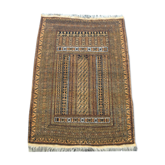 Authentic 1950 Persian rug with fine 135cm x 96cm motifs