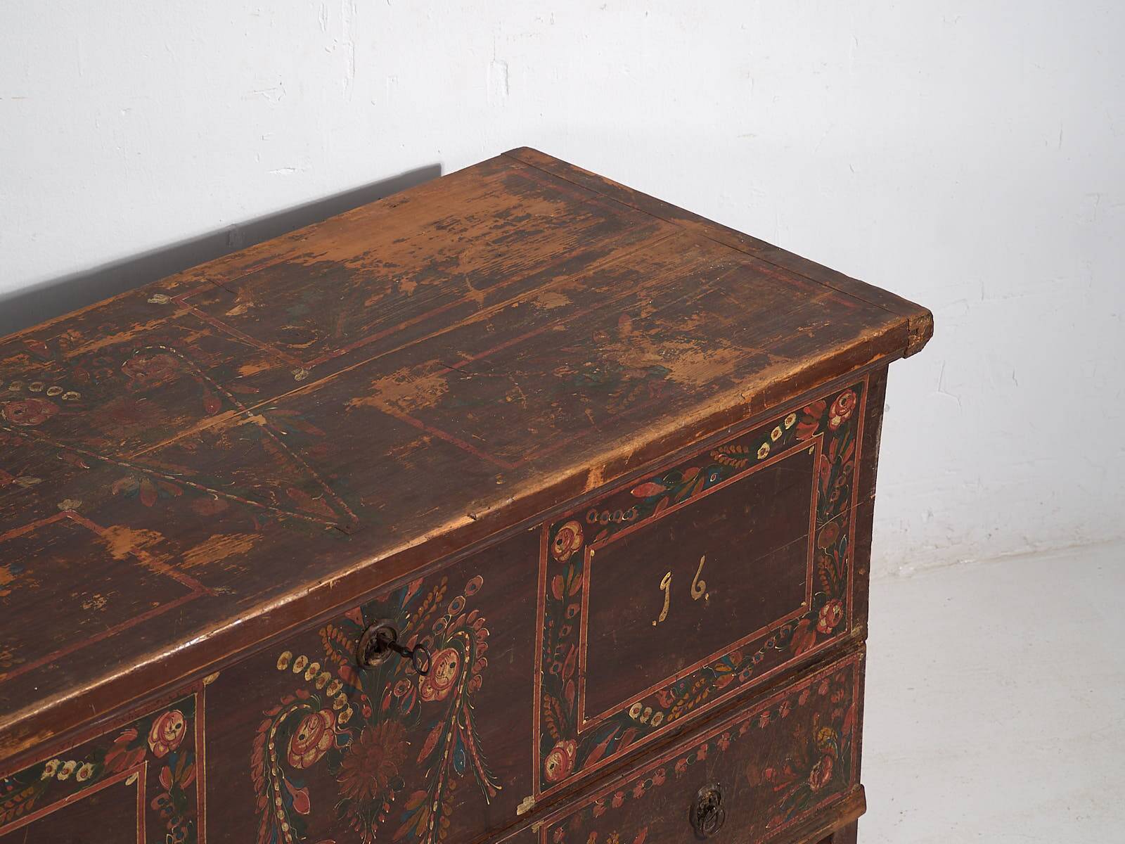 Antique polychrome chest of drawers with lower drawers (year 1896)