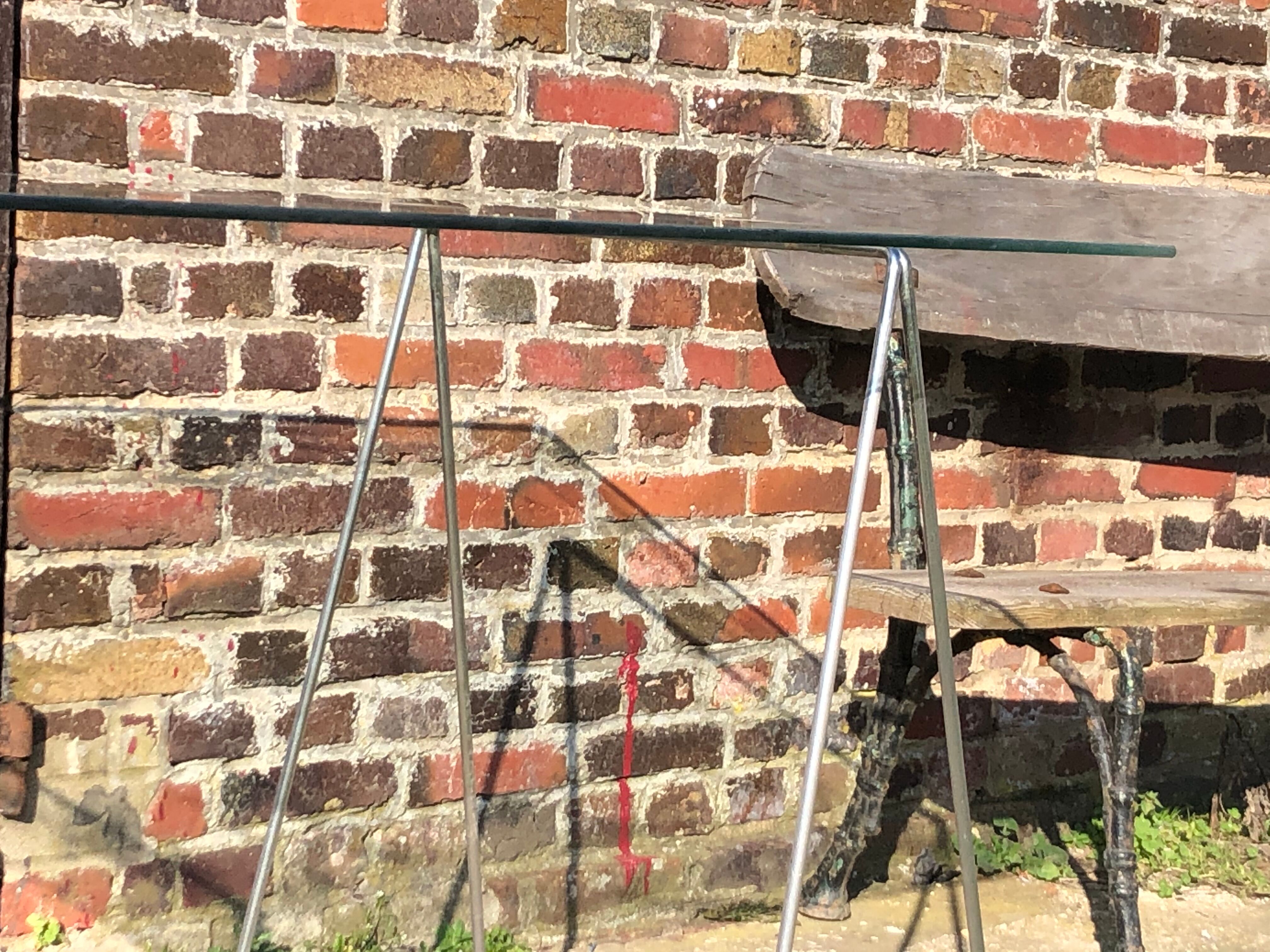 Bureau en fil d’acier et plateau en verre