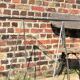 Bureau en fil d’acier et plateau en verre