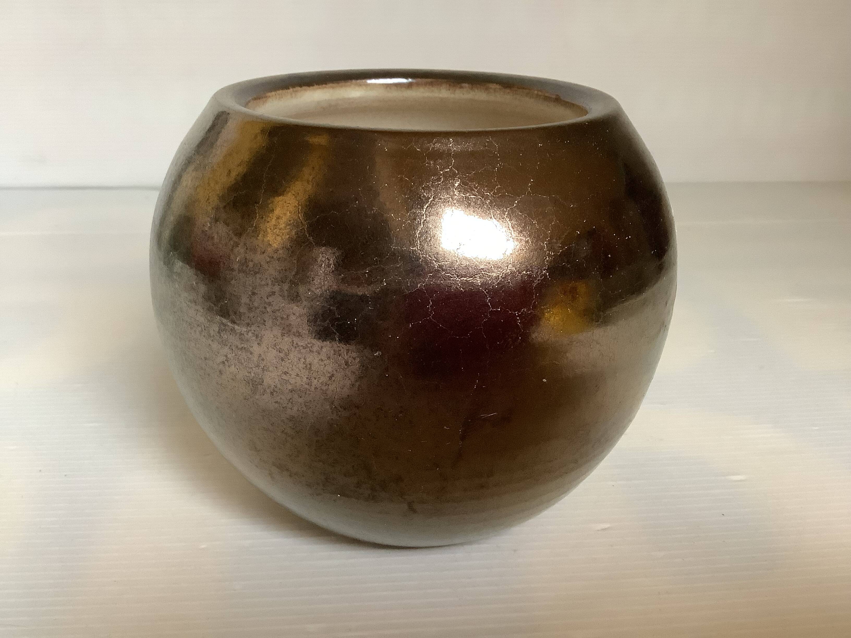 Small round vase, cracked golden ceramic.