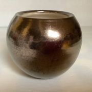 Small round vase, cracked golden ceramic.