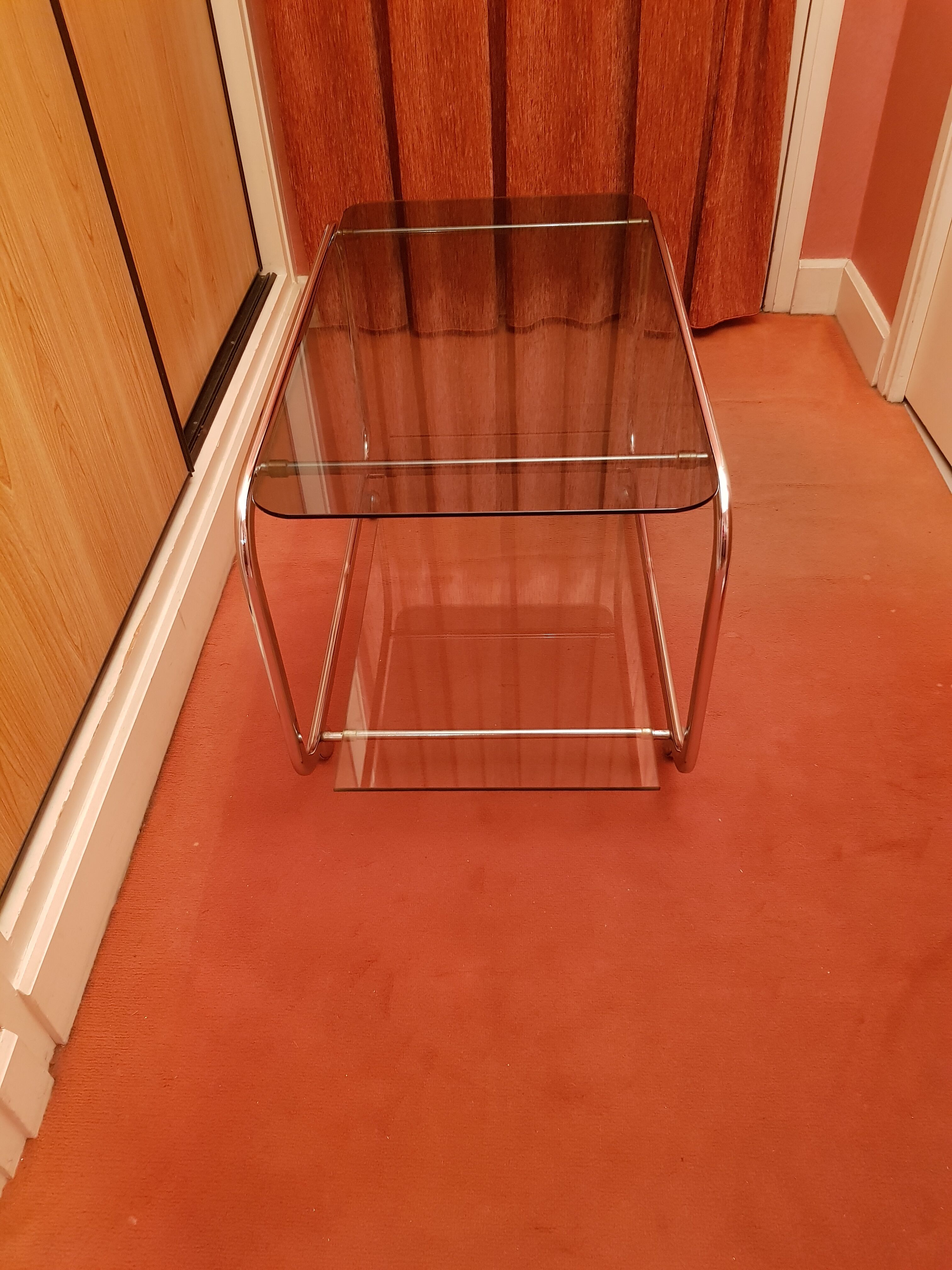 Coffee table with wheels and its two shelves give a smoked