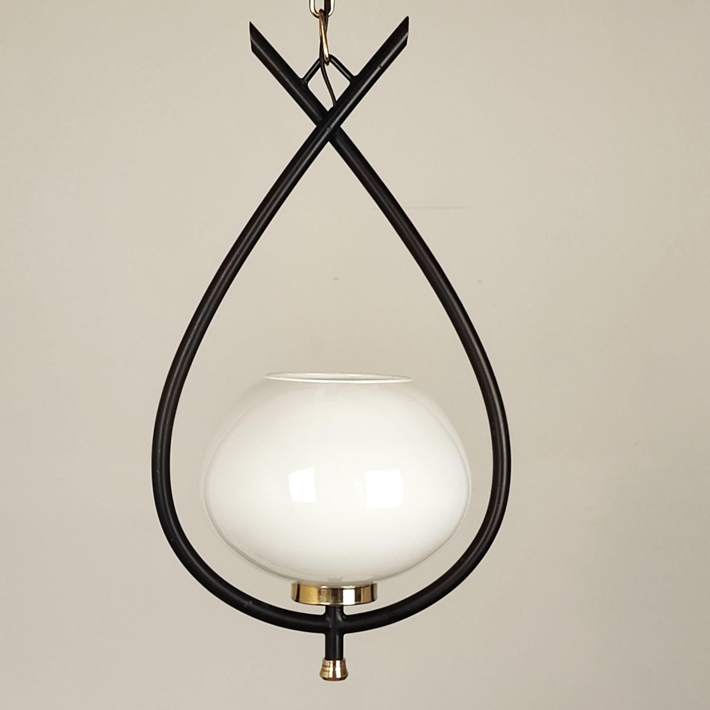 Metal and opaline suspension