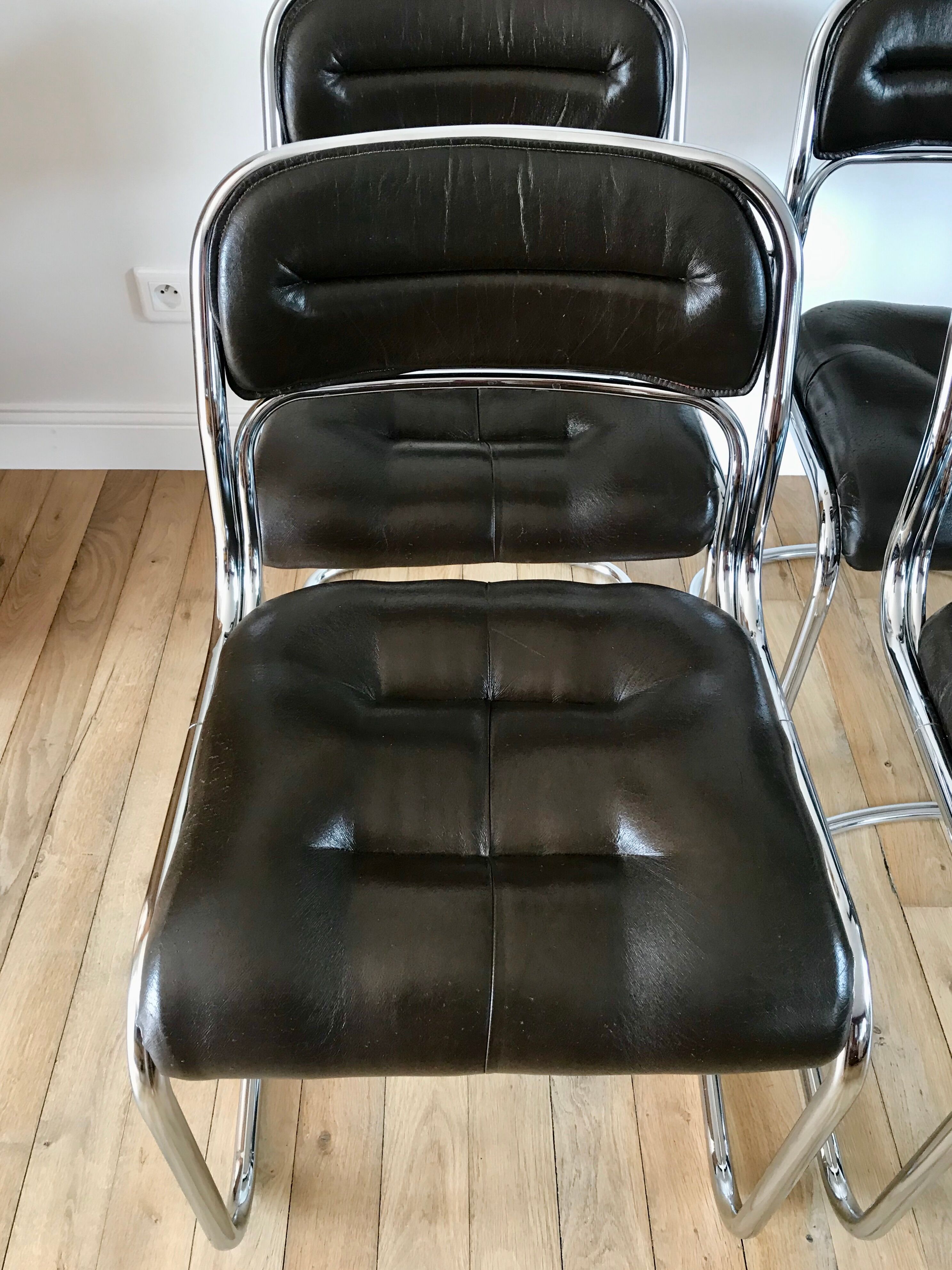 Set consisting of a table in chrome and smoked glass and its 4 tubular chairs in chrome and skaï a