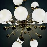 Lustre Spoutnik en laiton et verre opalin, Italie, années 1970