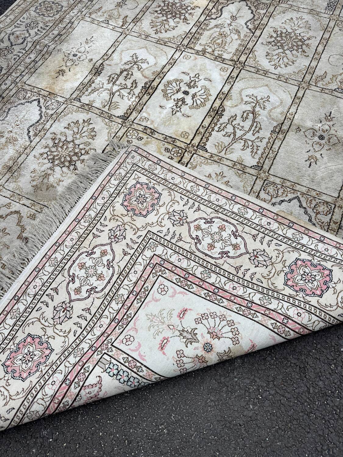 Elegant silk rug with arabesque decoration, 270 x 185 cm