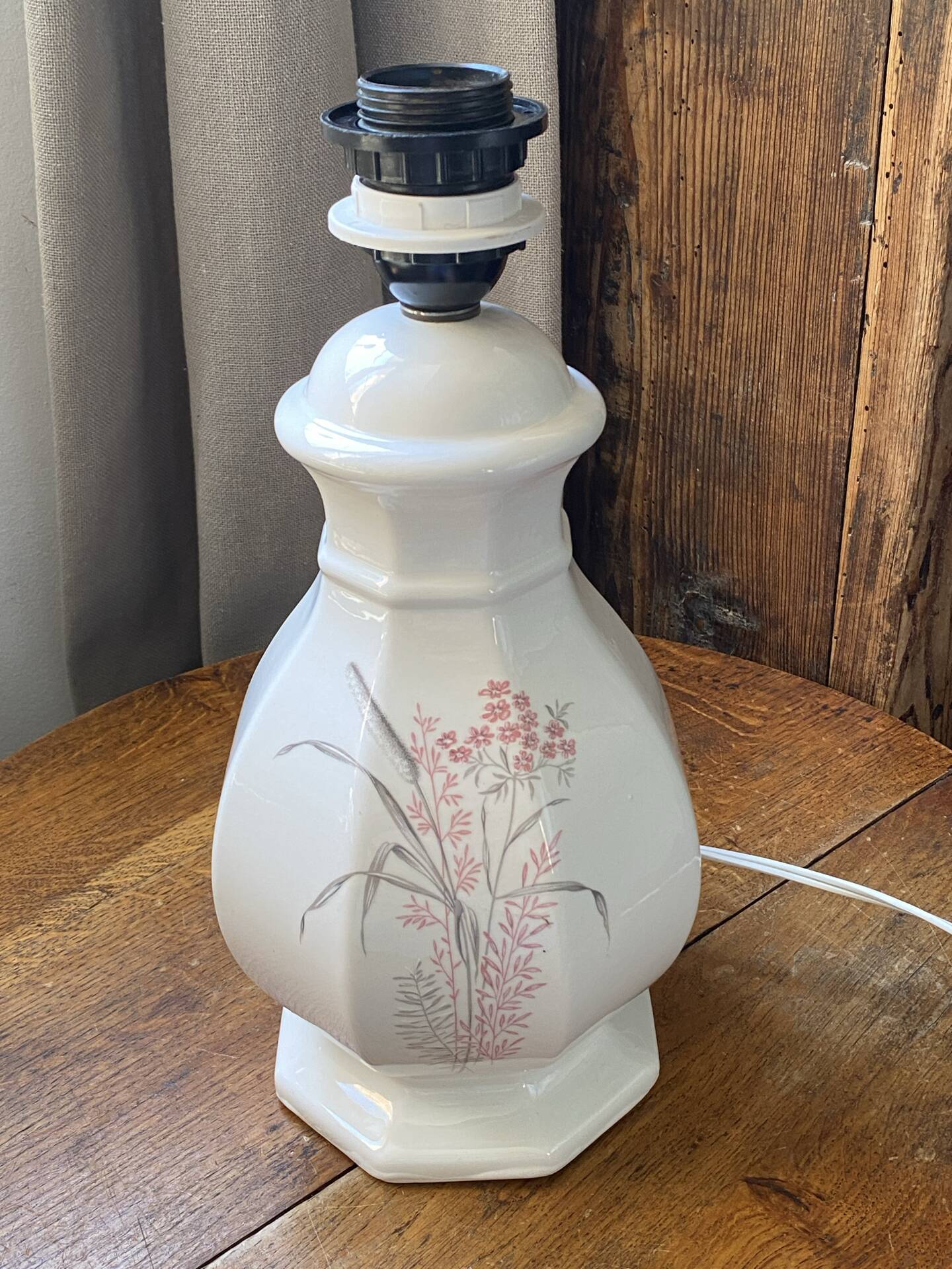 Pied de lampe en faïence blanche et décor floral coloré