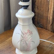 Pied de lampe en faïence blanche et décor floral coloré