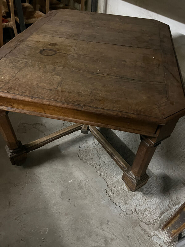 Table à manger carrée en bois massif brun foncé de style néo-Renaissance avec base en croix.