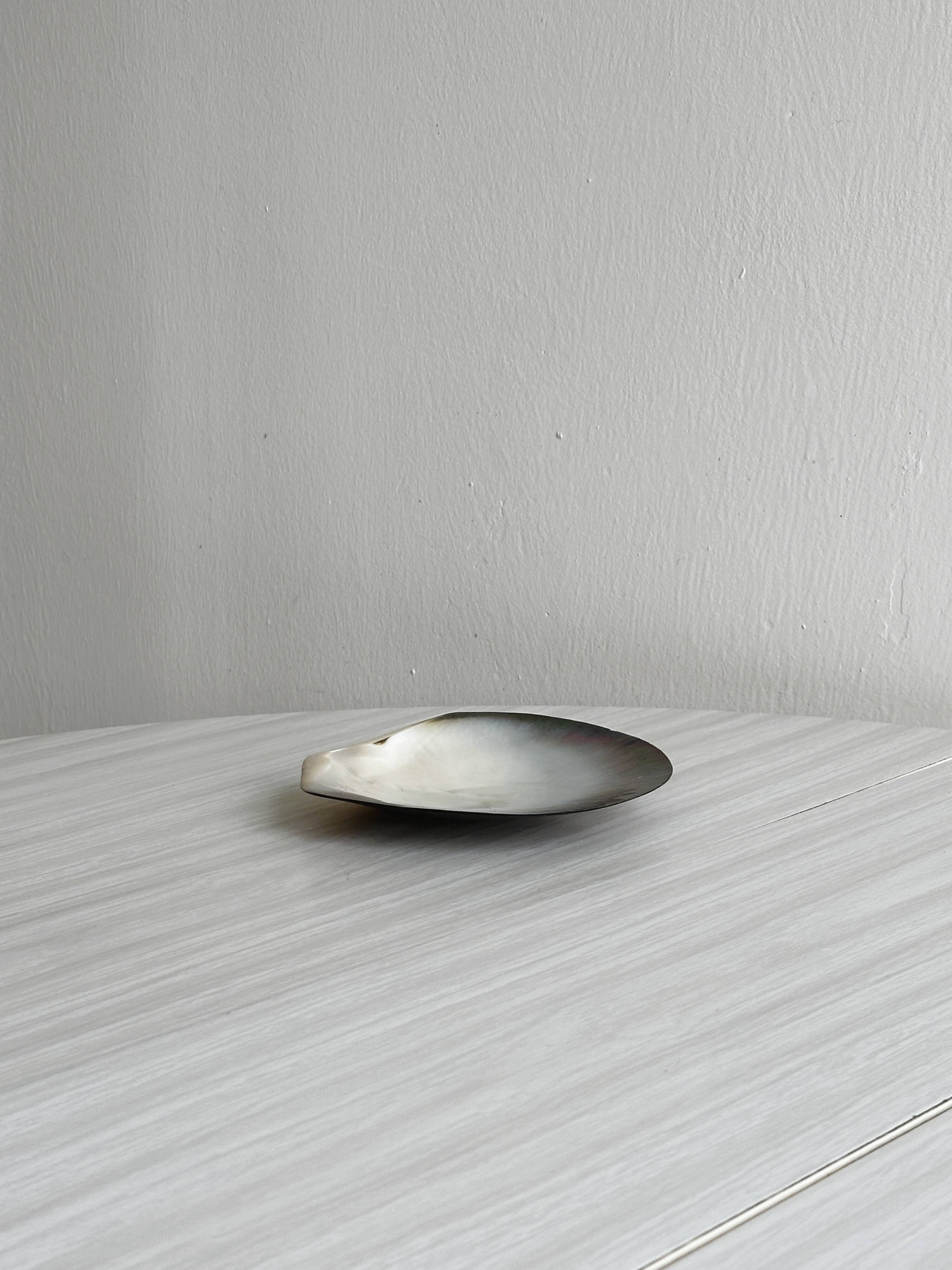 Mother-of-pearl pocket emptier