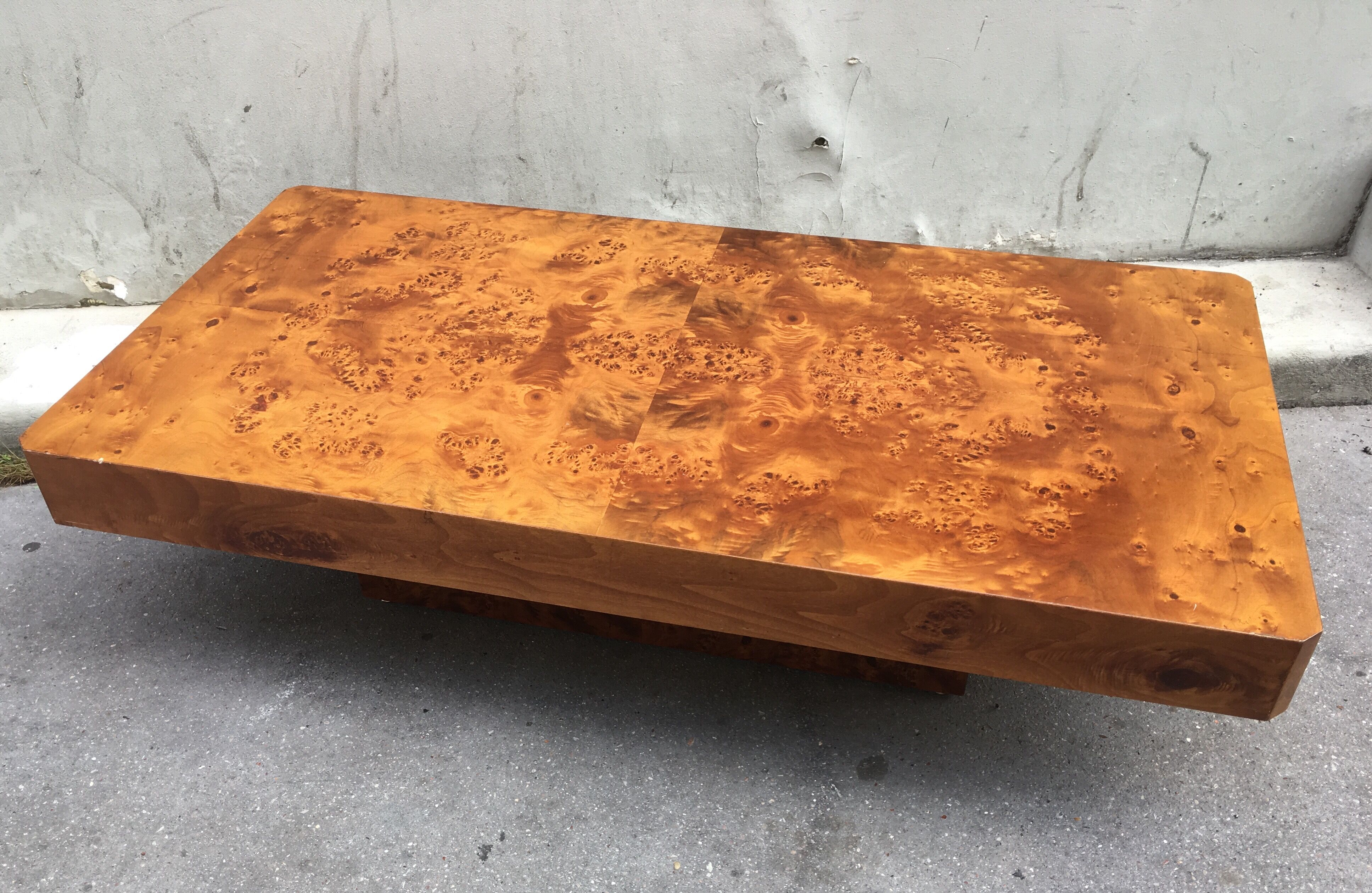 Table basse en loupe d'orme des années 70