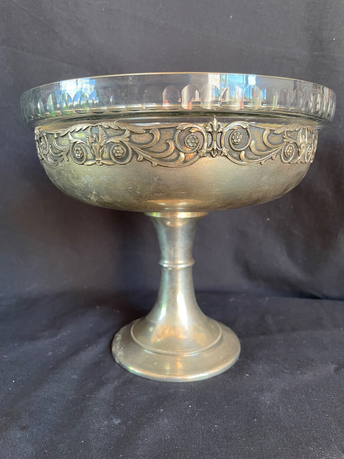 Cup/bezel in metal and glass