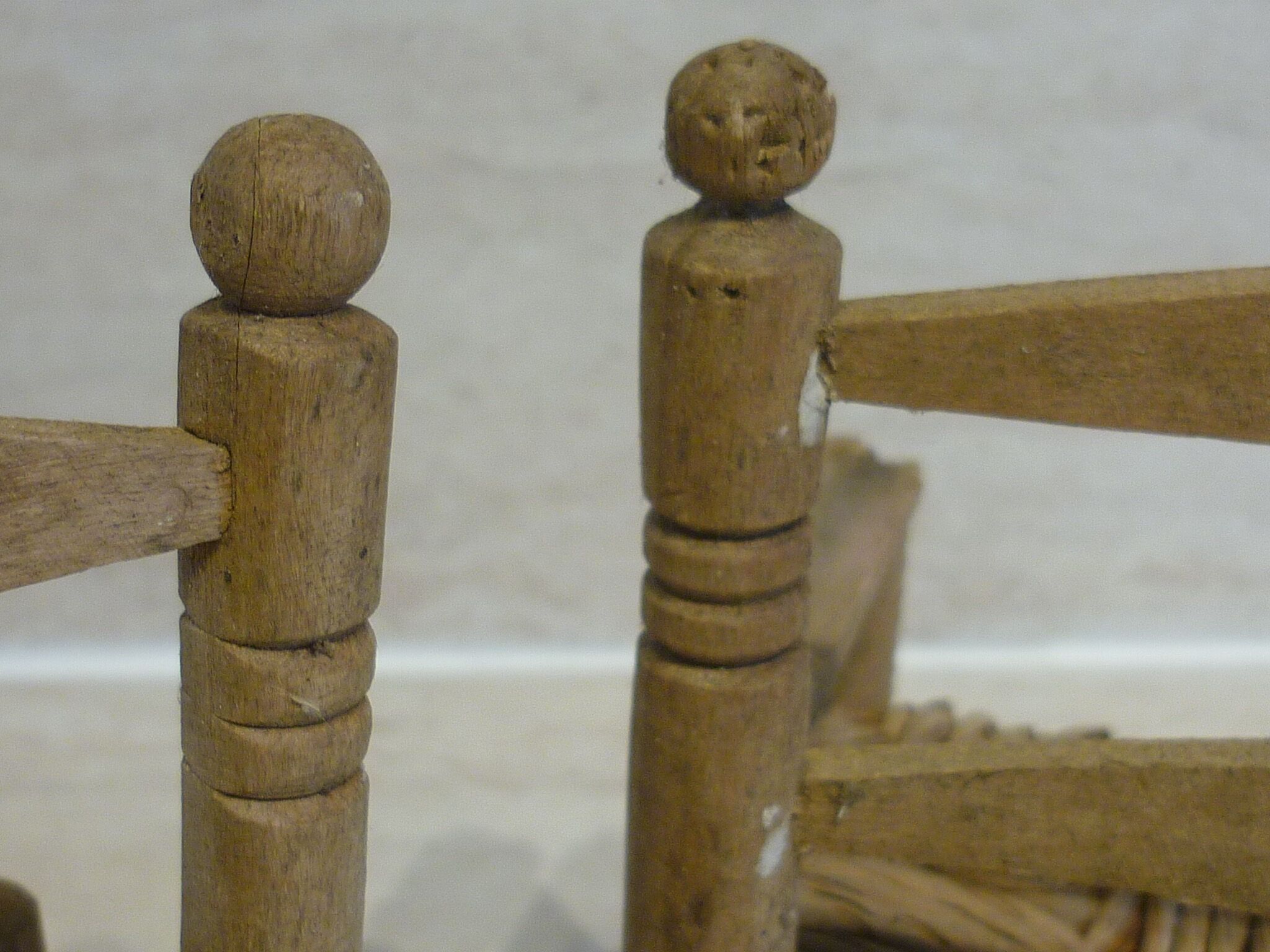 Bench and armchair in wood and straw for doll