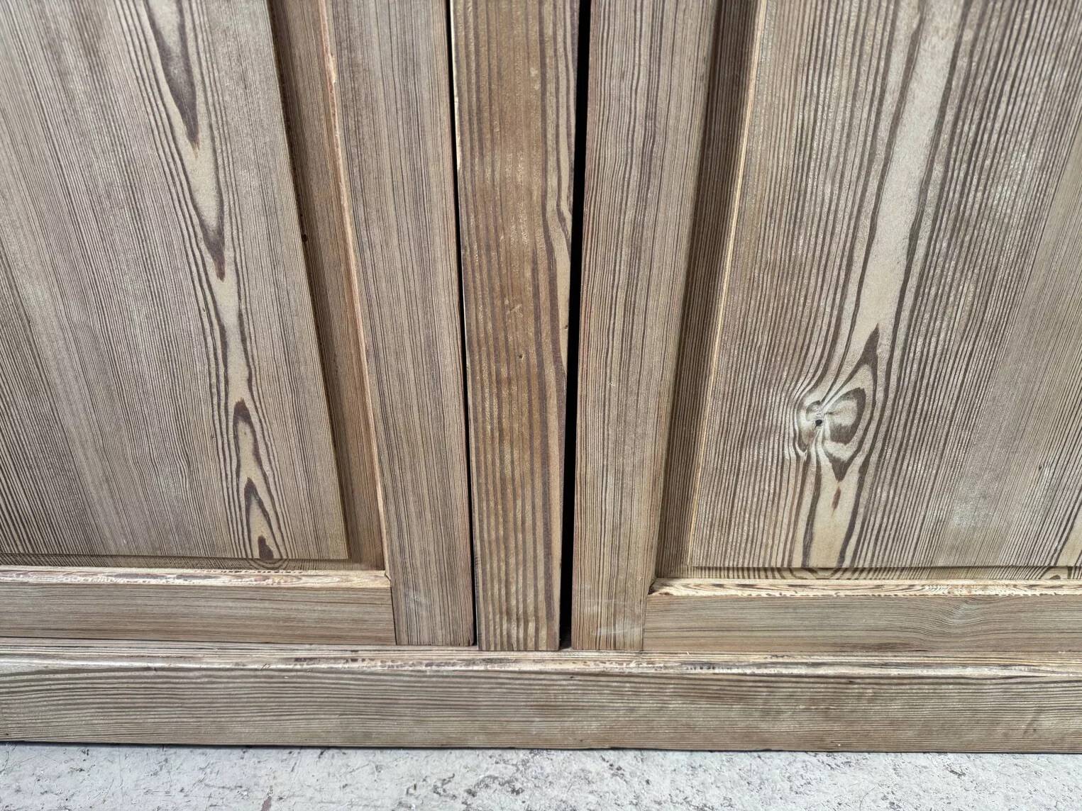 Large workshop wardrobe in pitch pine - Early 20th century
