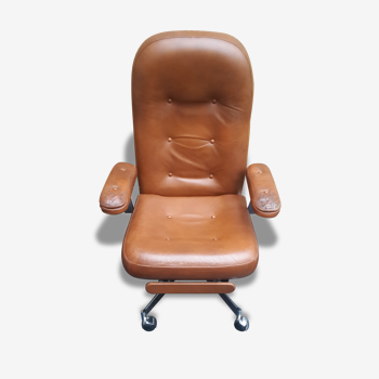 Design armchair in leatherette.