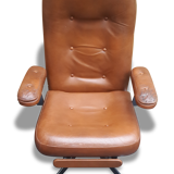 Design armchair in leatherette.
