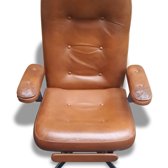 Design armchair in leatherette.