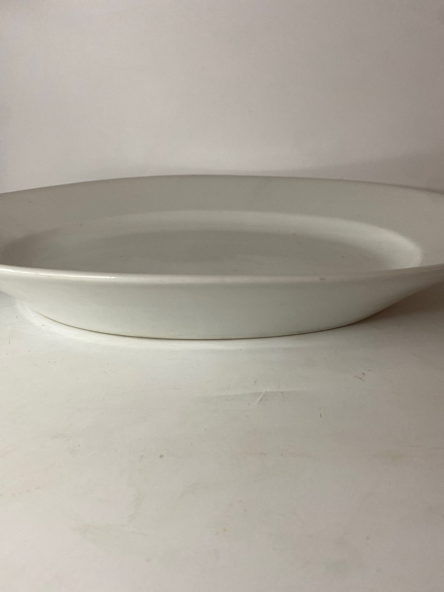 Plat blanc en porcelaine