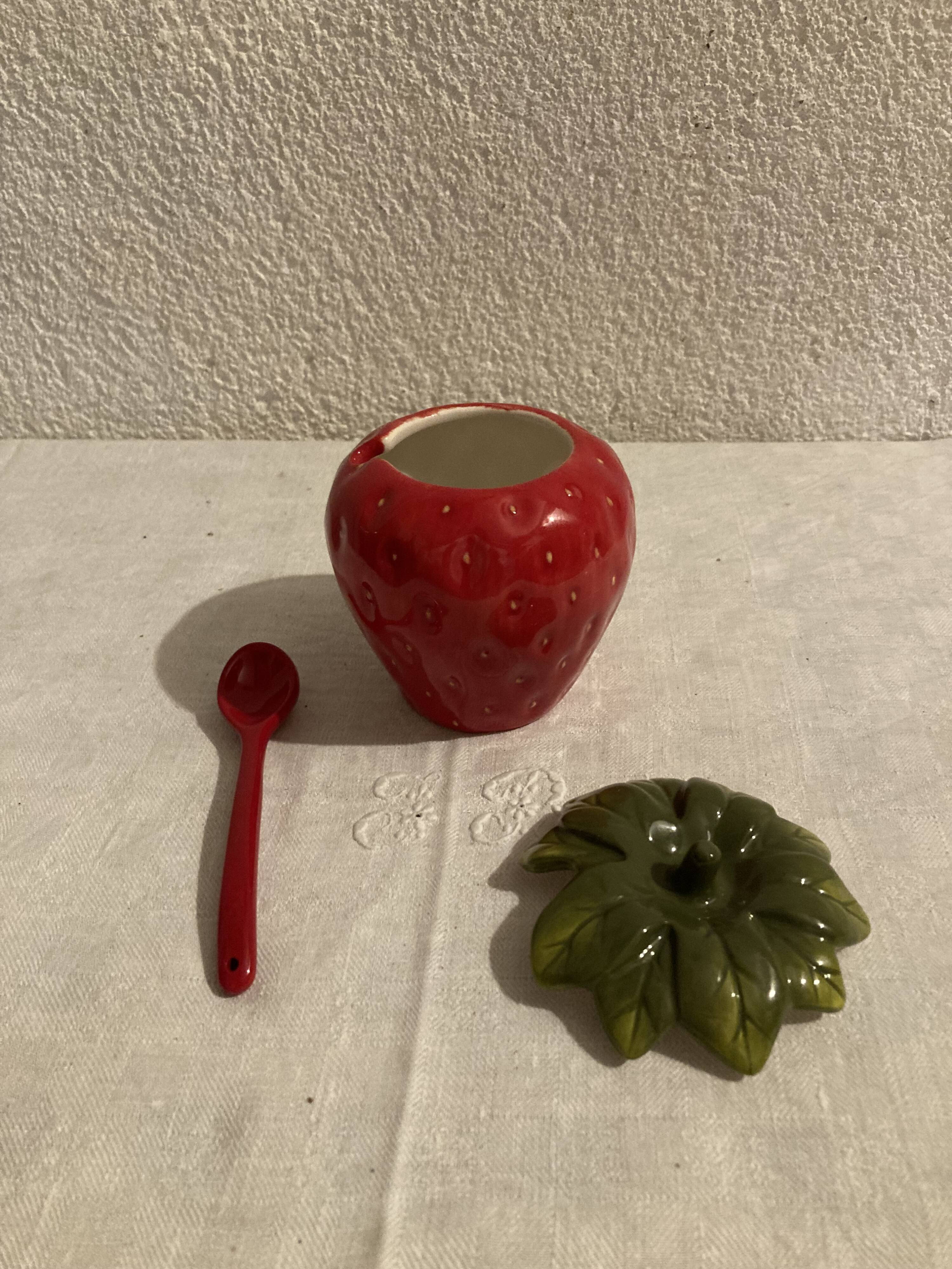 Strawberry-shaped jam slip