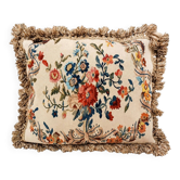 Grand coussin en tapisserie Aubusson de style français avec bouquet de roses et frange à pompons.