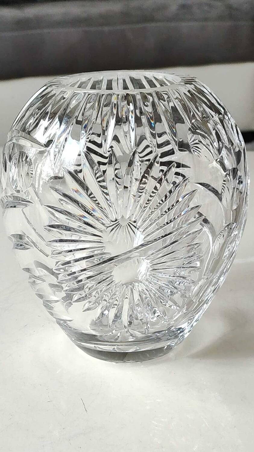 Vintage ball-shaped vase, in Bohemian/Boho chic crystal. 15 x 13 cm