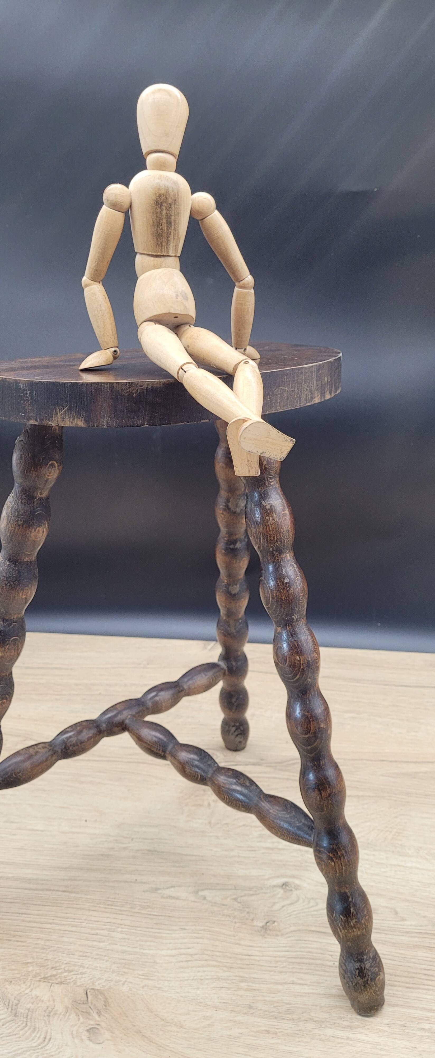 Tripod stool with square ball feet