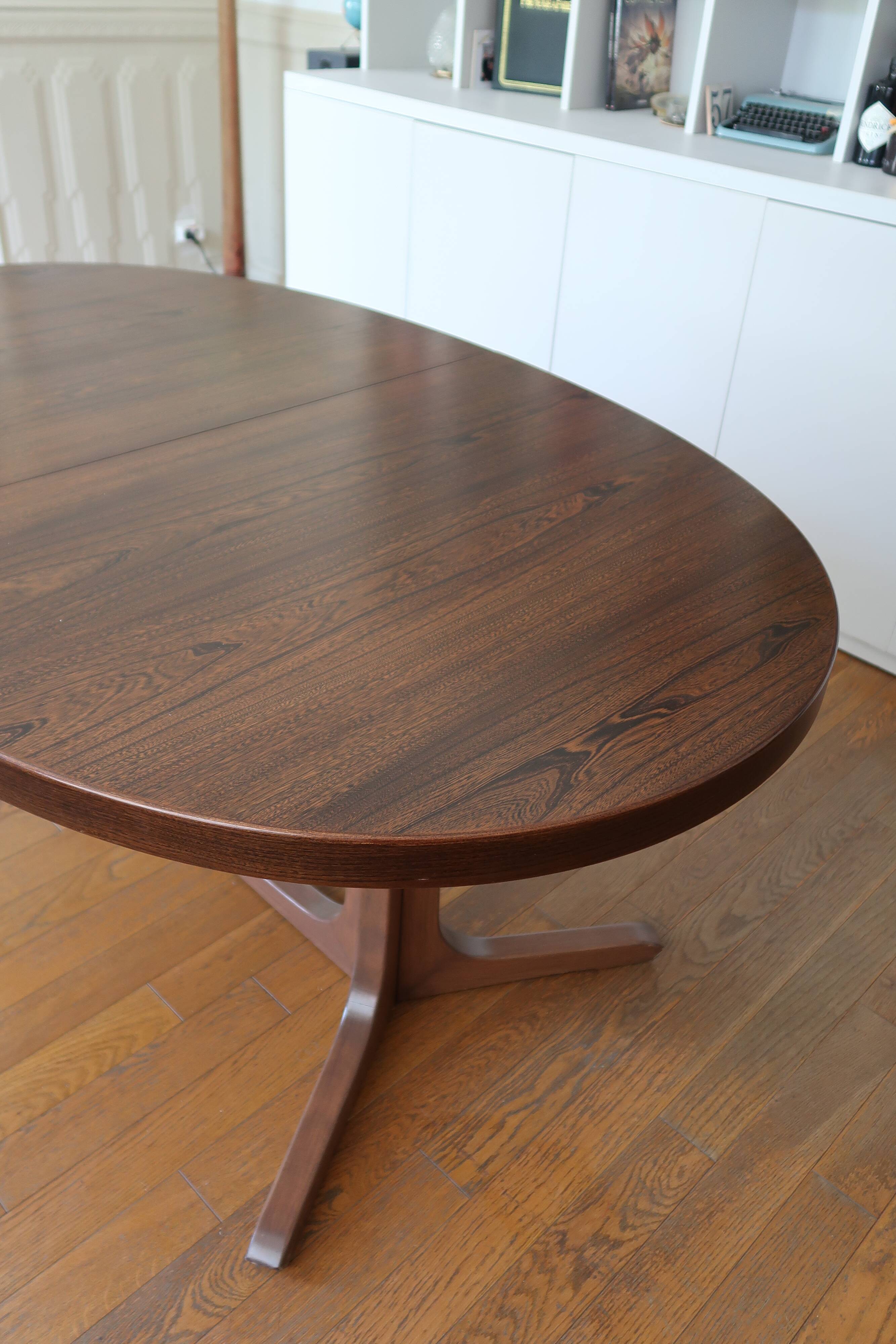 Scandinavian extendable table