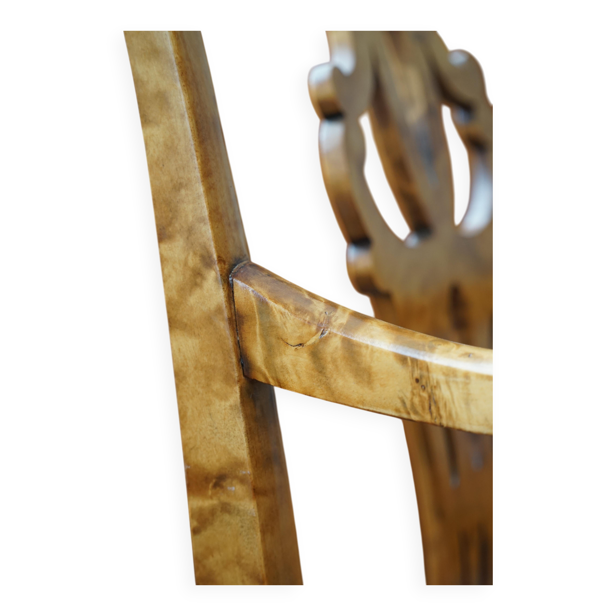 Une paire de fauteuils de style Chippendale anglais en bouleau, XXe siècle, Angleterre