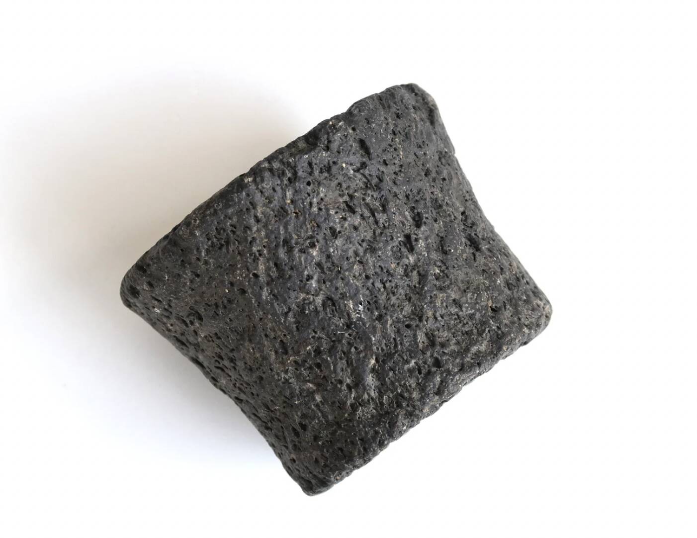 Cendrier wabi sabi en pierre noire, années 70