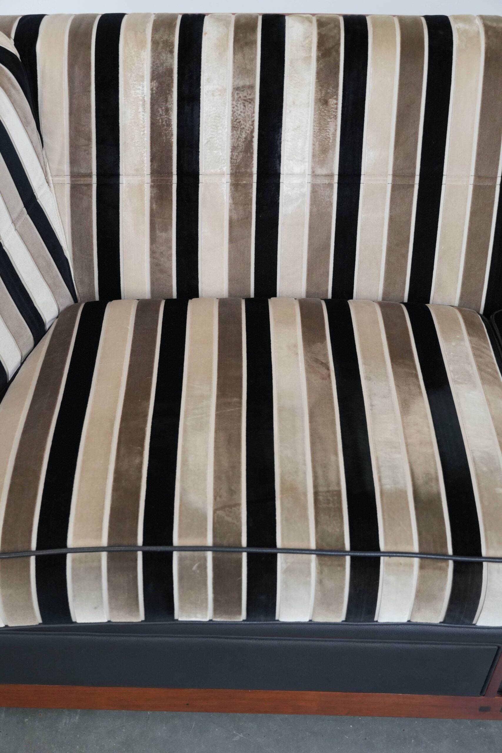 Canapé 2,5 places de luxe au design Art Déco, avec de magnifiques boiseries et un revêtement en tissu de haute qualité.