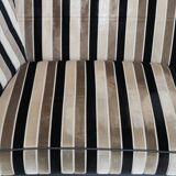 Canapé 2,5 places de luxe au design Art Déco, avec de magnifiques boiseries et un revêtement en tissu de haute qualité.