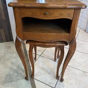Guéridon ensemble gueridon et tabouret de style Louis XV en chêne massif