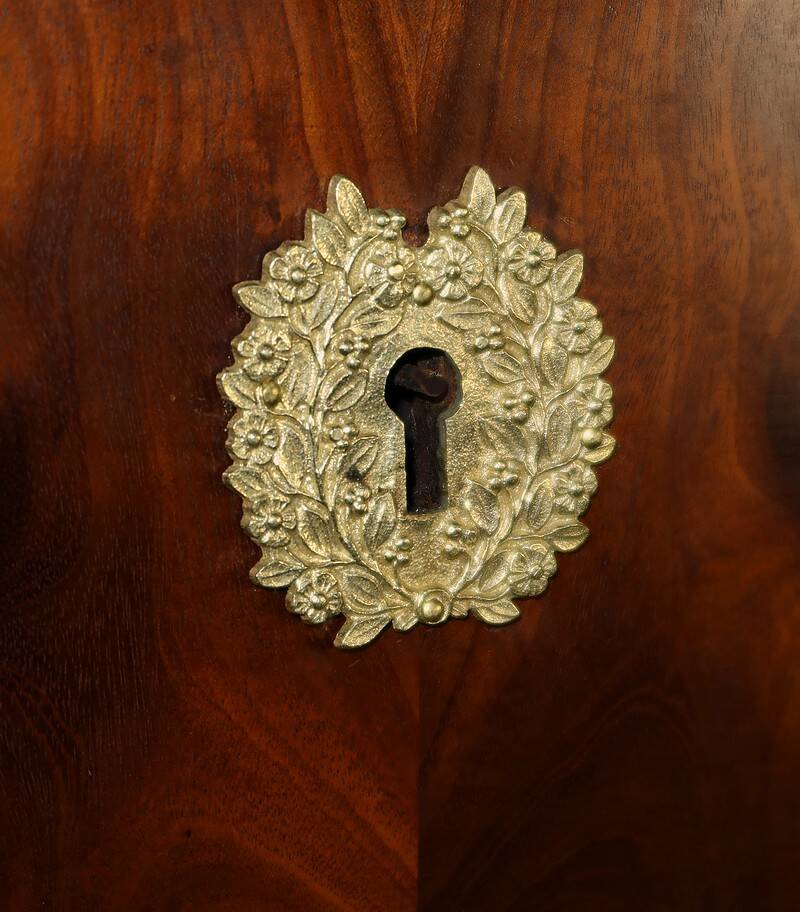 Mahogany burl chest of drawers, Restoration period – Early 19th century