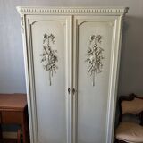 Armoire 2 portes peinte aux attributs