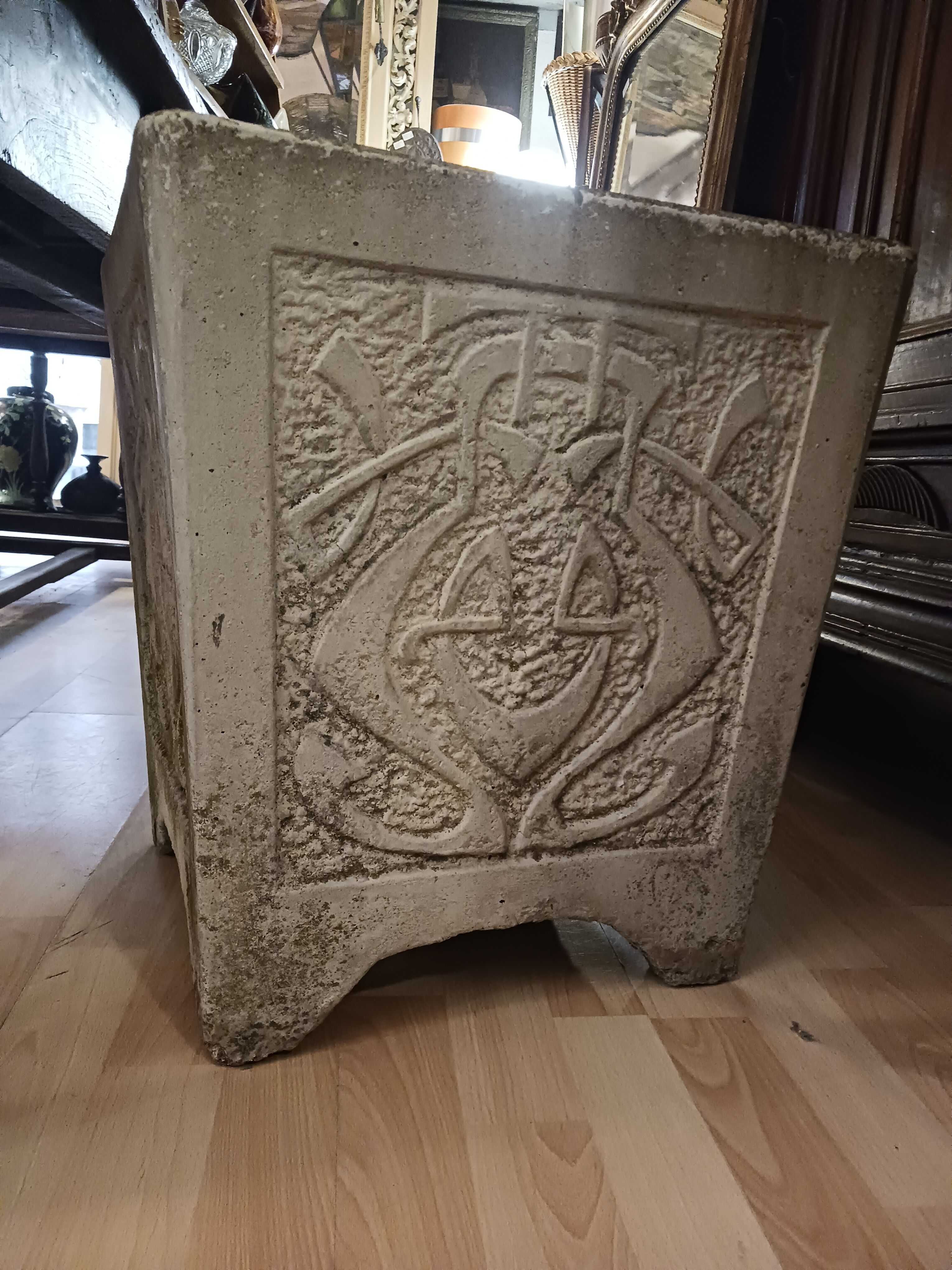 Jardinière en Béton début XX eme au motif Art Nouveau
