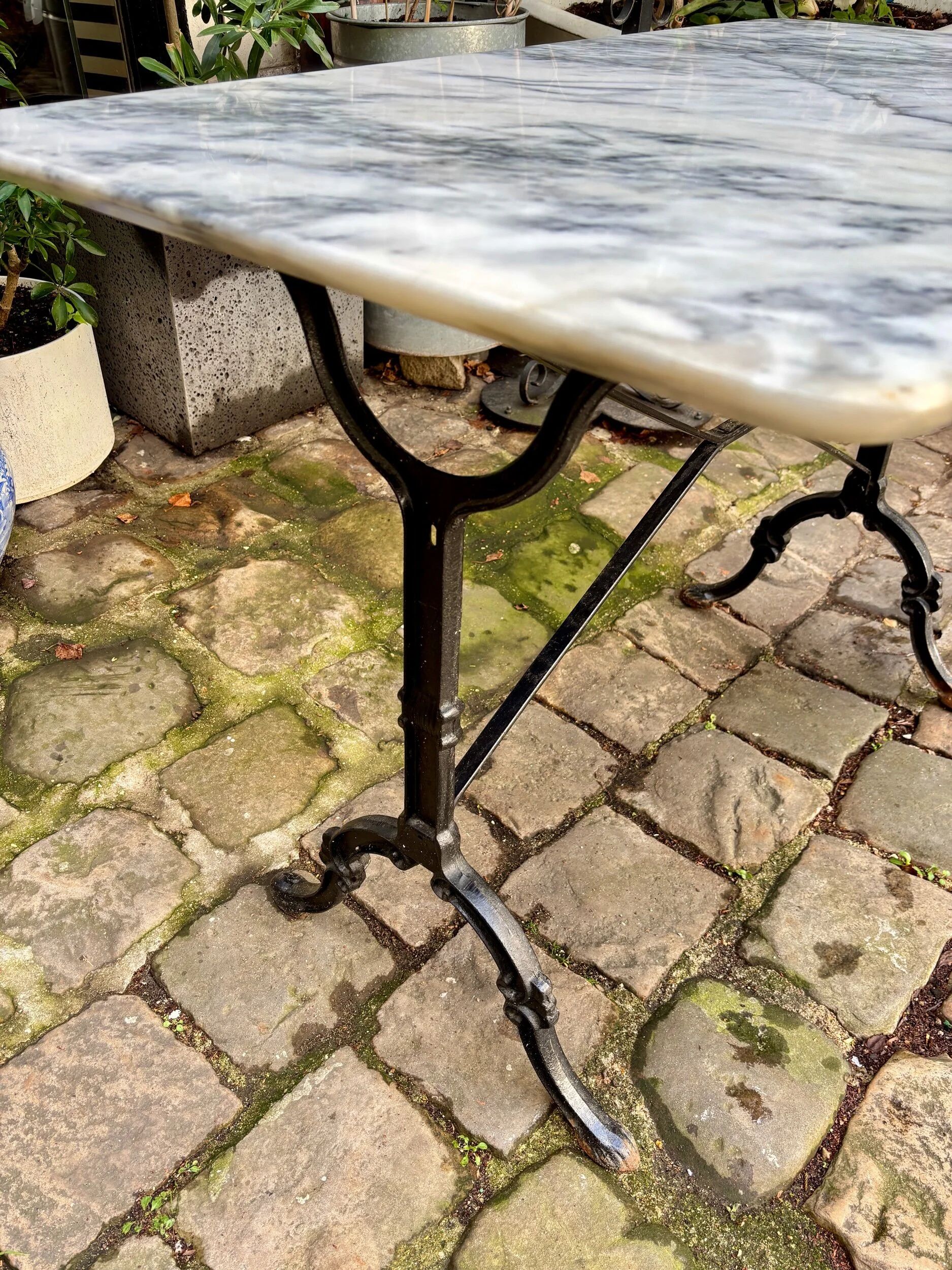 Grey marble bistro table with black cast iron ☐ 110 x 60 cm
