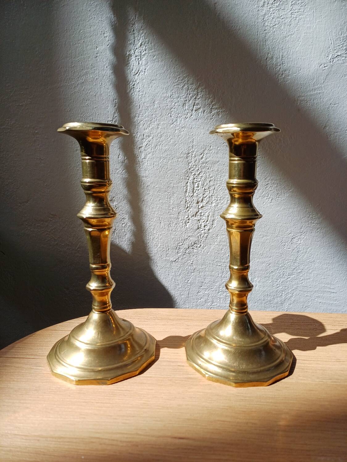 Paire de bougeoirs lourds en laiton