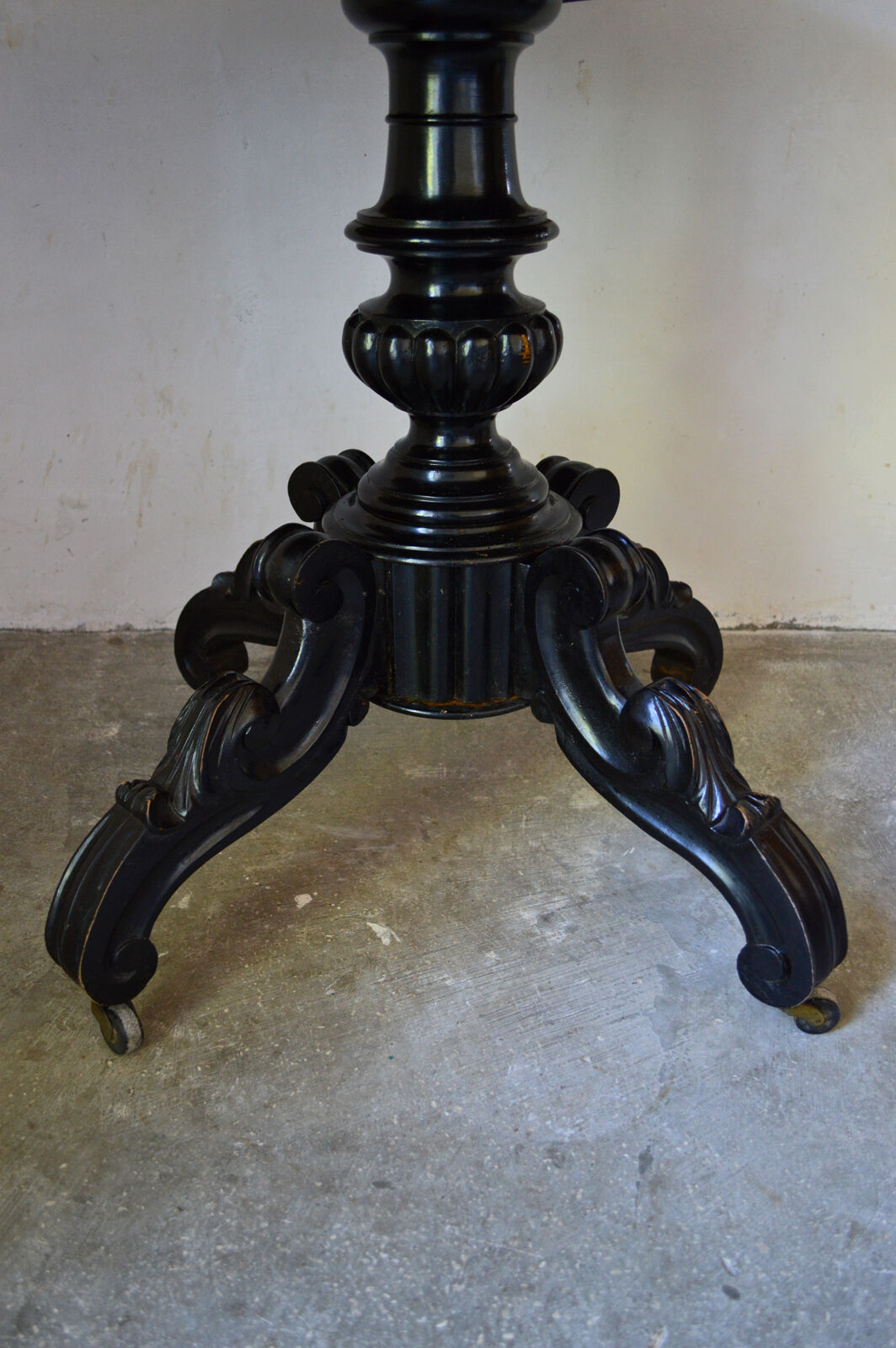 Table violon Napoléon III en bois noirci et marbre blanc, XIXe siècle