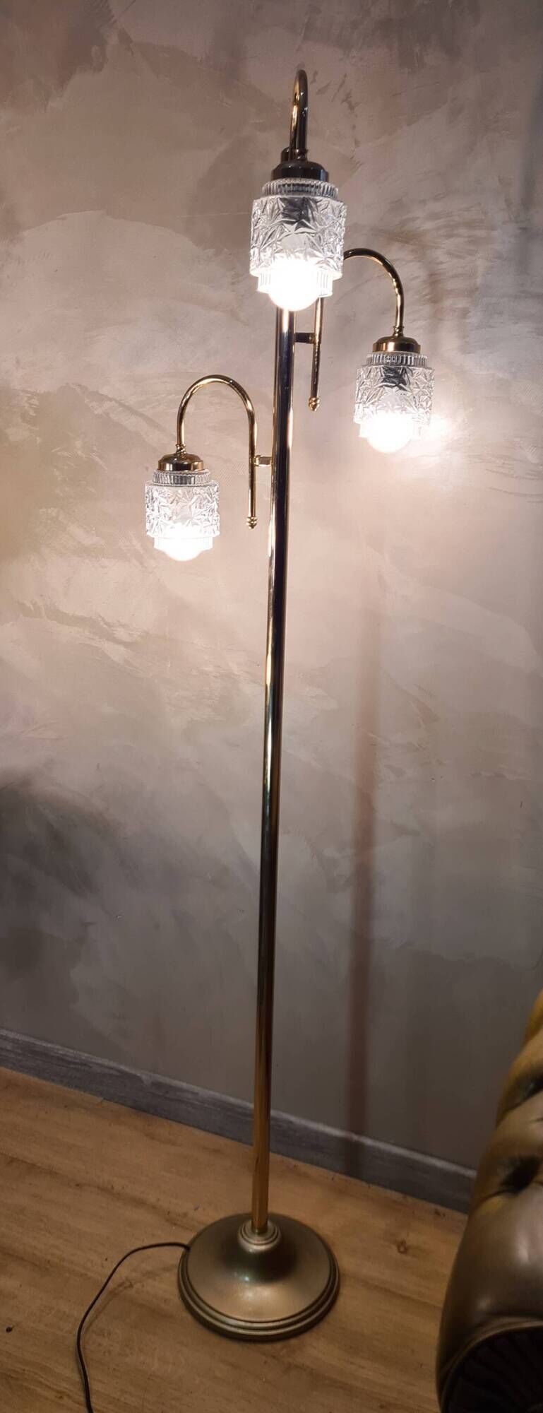 Chrome gold floor lamp 1960 has 70 molded glass shade 166x40