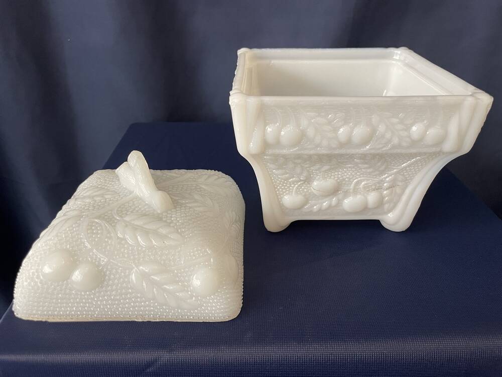 Sweet box jewellery box in white opaline decorated with cherries