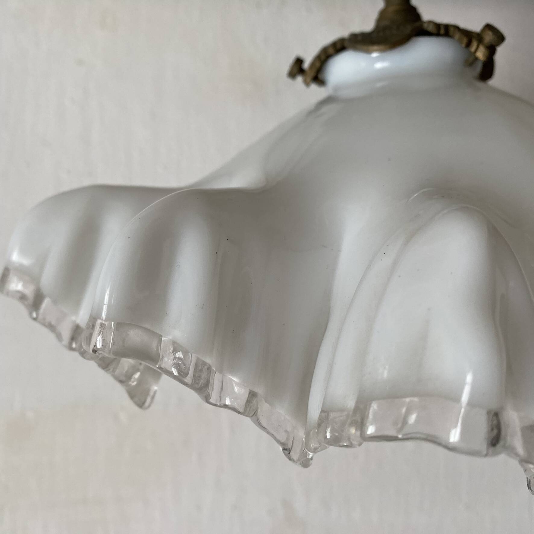 Ancien plafonnier opaline dentelée