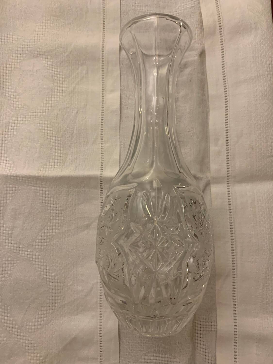Small cut crystal carafe bearing 2 butterflies